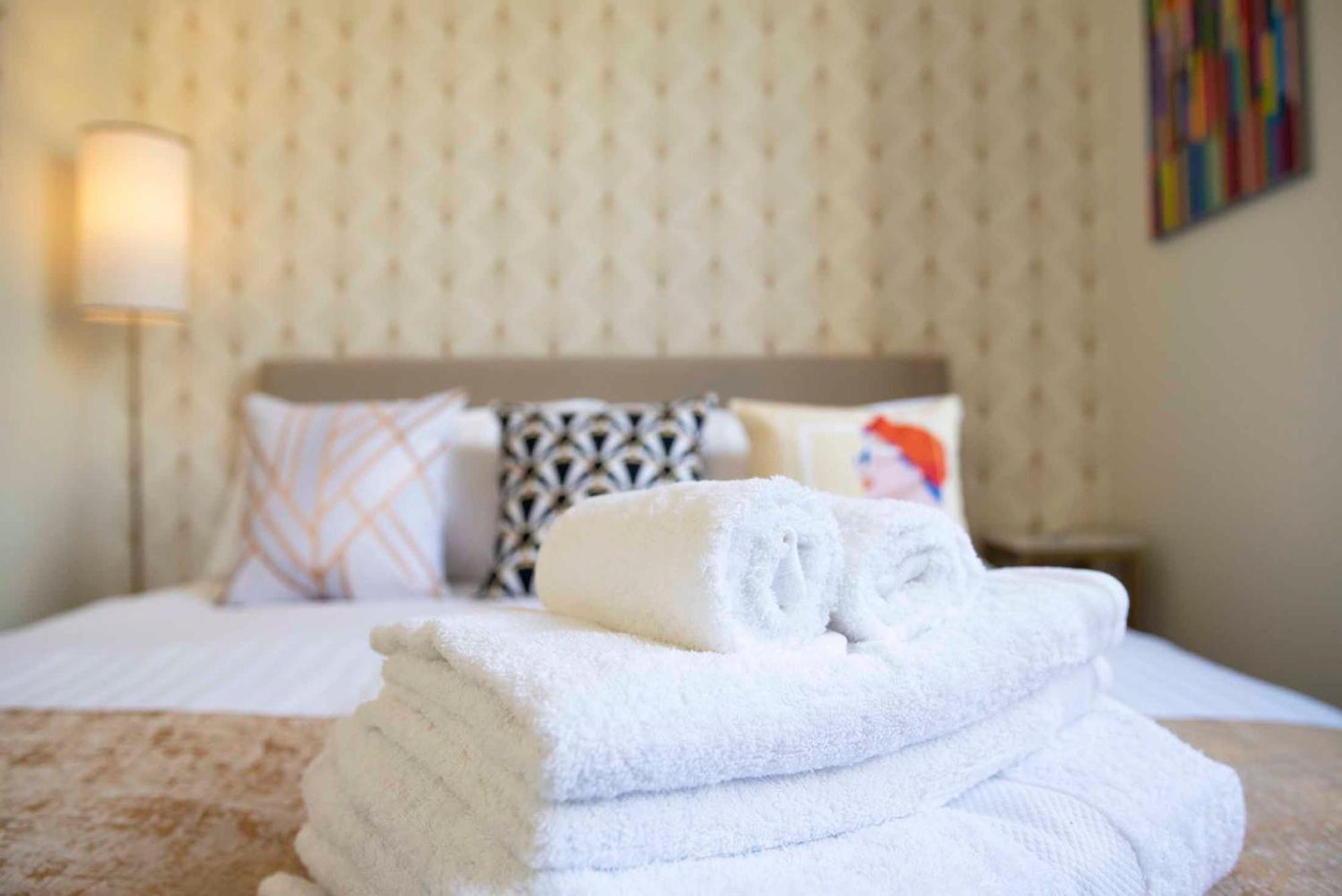 ก็อง ลา วีล ดอร์ Bed & Breakfast อาฌ็อง ห้อง รูปภาพ